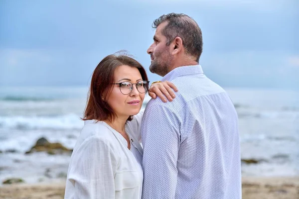 Retrato al aire libre de pareja adulta abrazándose en la orilla del mar — Foto de Stock