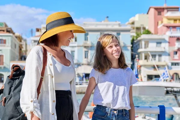 Mamá y preadolescente hija caminando hablando juntos — Foto de Stock