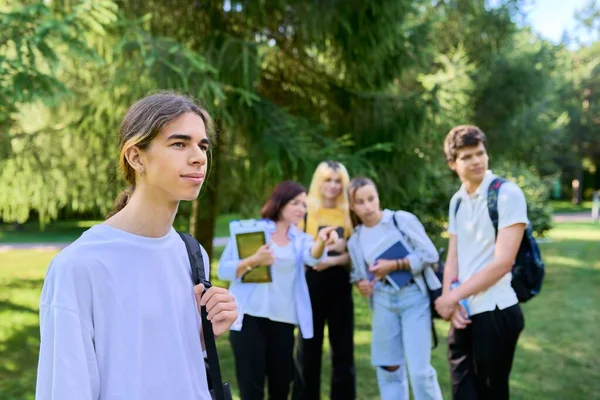 Hombre estudiante 16, 17 años con mochila, en el parque escolar — Foto de Stock