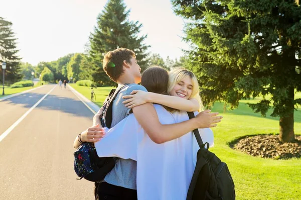 Ευτυχισμένοι έφηβοι φίλοι αγκαλιασμένοι μια ηλιόλουστη μέρα στο πάρκο. — Φωτογραφία Αρχείου