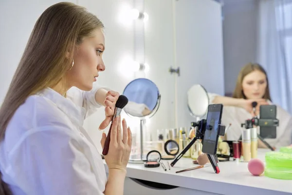 Jovem mulher gravação de vídeo, maquiagem beleza blog usando smartphone. — Fotografia de Stock