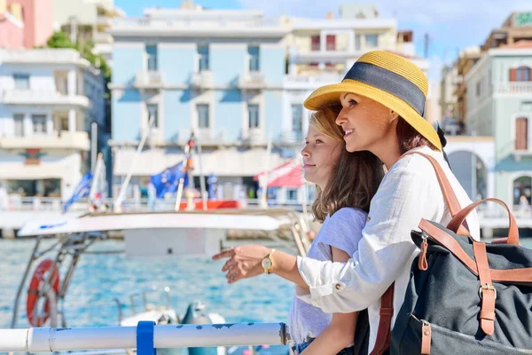 Maman et fille préadolescente ensemble regardant la mer et parlant — Photo