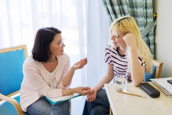 Kvinnolärare, terapeut, socialarbetare som pratar med tonårsstuderande på kontoret. — Stockfoto