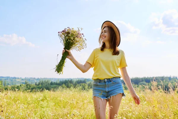 30年代快乐的女人带着野花的夏季画像 — 图库照片