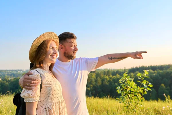 Feliz pareja de mediana edad mirando a la distancia en el horizonte —  Fotos de Stock