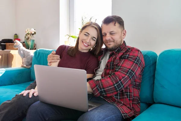 Feliz sorrindo casal de família de meia idade olhando para a tela do laptop juntos — Fotografia de Stock