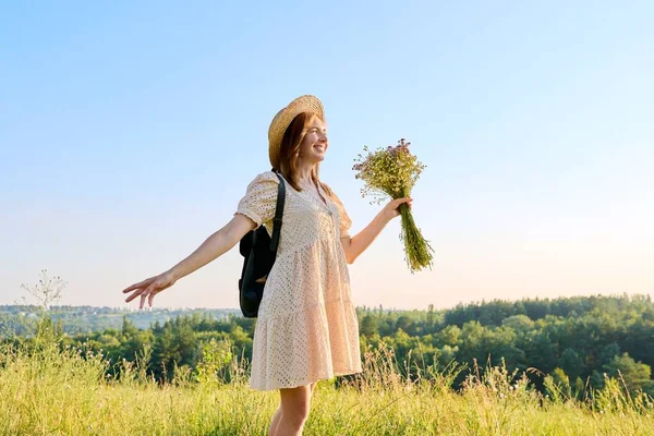 30年代快乐的女人带着野花的夏季画像 — 图库照片