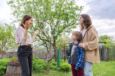 Anneler Günü konsepti. İki oğlum annemi tebrik ediyor.