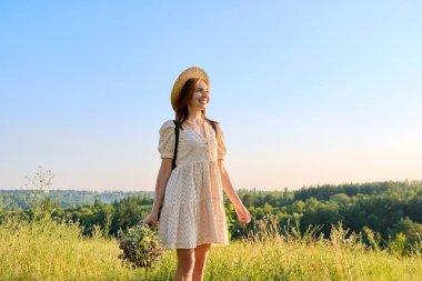1930 'ların mutlu yaz portresi, kır çiçekleriyle dolu.