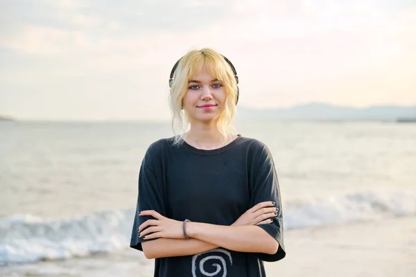 Sebevědomá Usměvavá Puberťačka Hledící Kamery Blondýnka Sluchátkách Zkříženýma Rukama Mořská — Stock fotografie