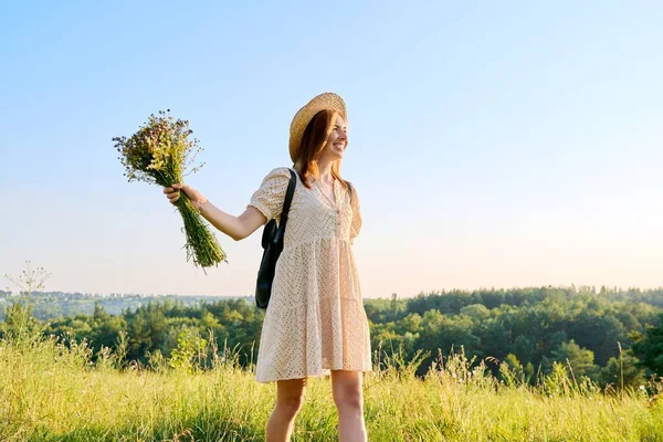 Letní portrét šťastné třicátnice s kyticí divokých květin — Stock fotografie