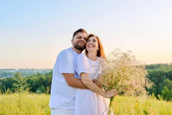 Amor y romance de una pareja de mediana edad. —  Fotos de Stock