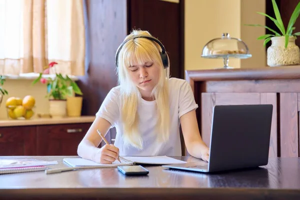 Studentessa adolescente che studia a casa con un computer portatile. — Foto Stock