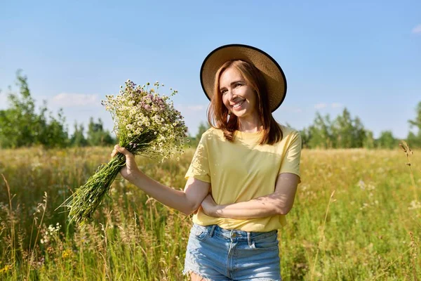 30年代快乐的女人带着野花的夏季画像 — 图库照片