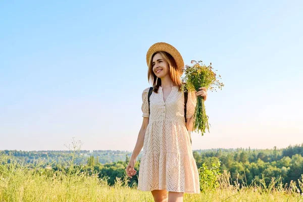 Letní portrét šťastné třicátnice s kyticí divokých květin — Stock fotografie
