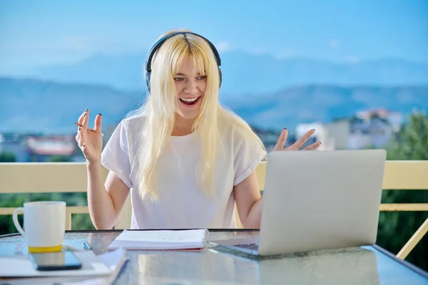 Teenager-Studentin mit Kopfhörer lernt online und nutzt Laptop für Videokonferenz — Stockfoto