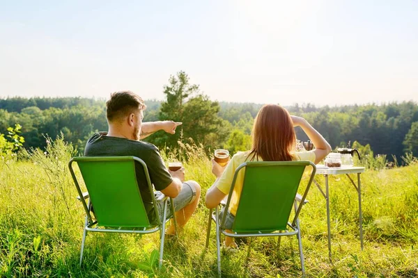 Feliz casal de meia-idade relaxando juntos ao ar livre — Fotografia de Stock