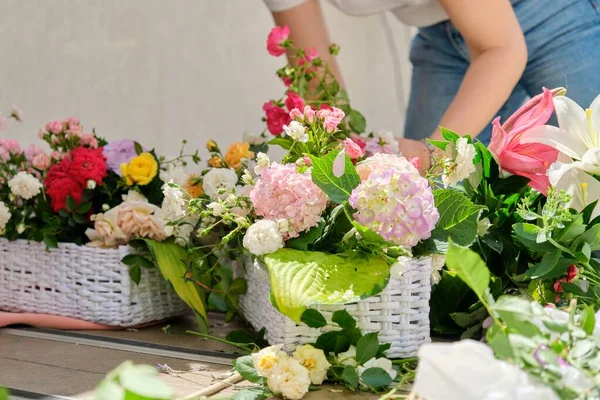 バスケット屋外で花の配置を作る女性花屋. — ストック写真