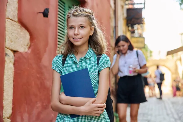 Ritratto all'aperto di una studentessa in una strada della città. — Foto Stock