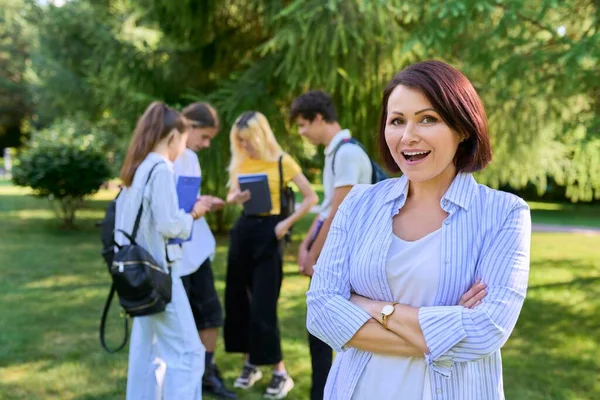 Medelålders kvinnlig lärare i glasögon med korsade armar — Stockfoto