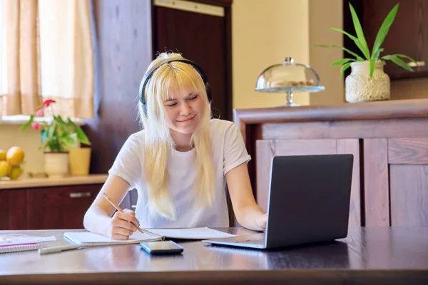 Adolescente estudiante femenina que estudia en casa usando una computadora portátil. —  Fotos de Stock