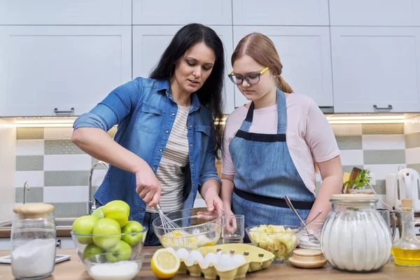 Мати і підліток дочка готують вдома на кухні . — стокове фото