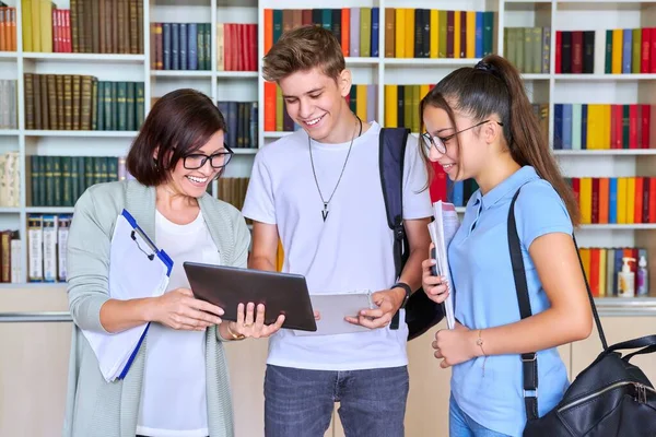 Estudantes adolescentes conversando com a professora mentora — Fotografia de Stock