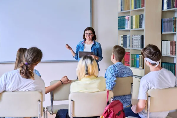 Les in klaslokaal met digitaal scherm voor groep tieners — Stockfoto