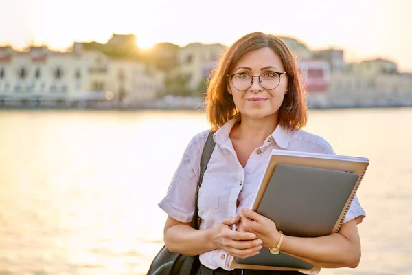 Retrato mulher de negócios de meia idade com laptop na mão, olhando na câmera — Fotografia de Stock