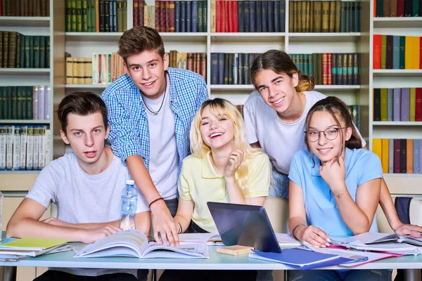 Groupe d'étudiants adolescents étudient en classe de bibliothèque. — Photo