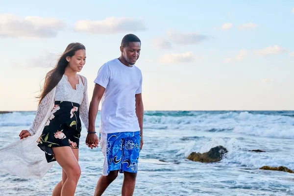Fiatal boldog pár sétál a parton kéz a kézben, másolás tér — Stock Fotó