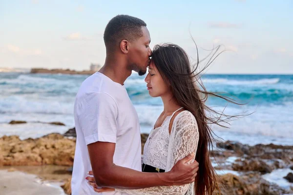 Beso de una pareja joven y cariñosa, fondo del cielo marino. —  Fotos de Stock