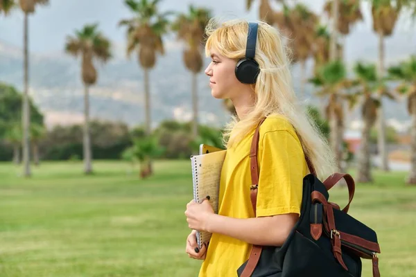 Portrait extérieur d'une étudiante adolescente dans un casque avec sac à dos pour ordinateur portable — Photo