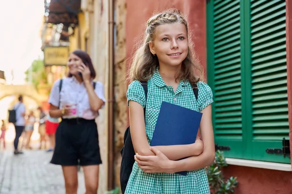 Utomhus porträtt av en preteen kvinnlig student på en stadsgata. — Stockfoto