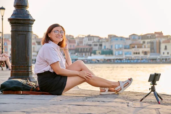 Woman recording stream on a smartphone on a tripod. — Stock Photo, Image