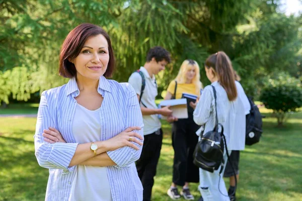 Profesora de mediana edad en gafas con brazos cruzados — Foto de Stock