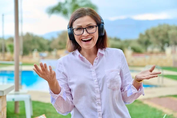 Retrato al aire libre mujer de negocios en auriculares mirando a la cámara —  Fotos de Stock