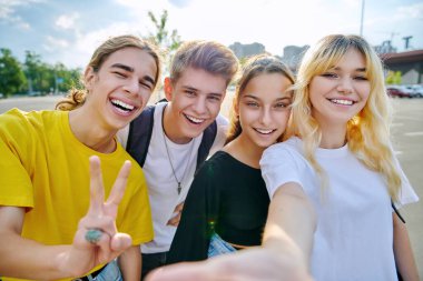 Mutlu genç arkadaşlar selfie çekiyorlar.