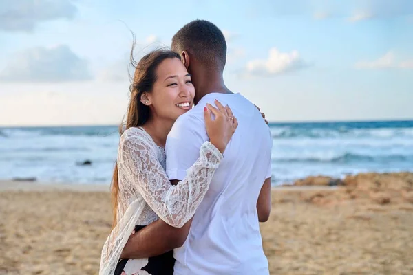 在海滩上拥抱的年轻夫妇 — 图库照片