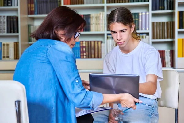 Kobieta szkoła psycholog rozmawia i pomaga student, nastoletni mężczyzna — Zdjęcie stockowe