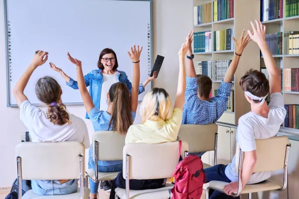 Lição em sala de aula com tela digital para grupo de adolescentes — Fotografia de Stock