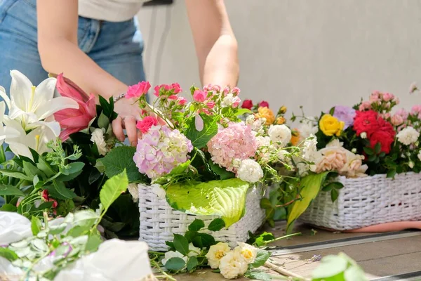 バスケット屋外で花の配置を作る女性花屋. — ストック写真