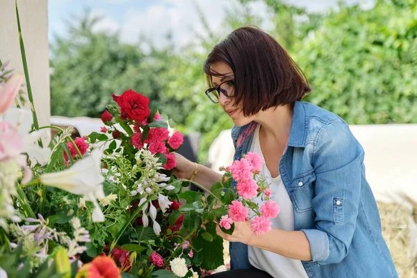 Vrouw Bloemist Maken Bloemstuk Mand Outdoor Floral Kleine Bedrijven Beroepen — Stockfoto