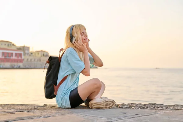 Щаслива Молода Жінка Рюкзаком Навушниках Слухає Музику Красива Блондинка Підліток — стокове фото