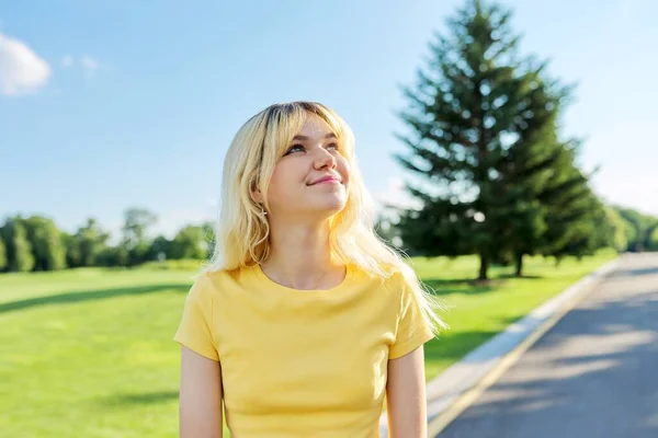 긍정적 소녀의 헤드샷 노랗게 일광욕을 즐기며 공원의 도로에서 미소짓는 아름다운 — 스톡 사진
