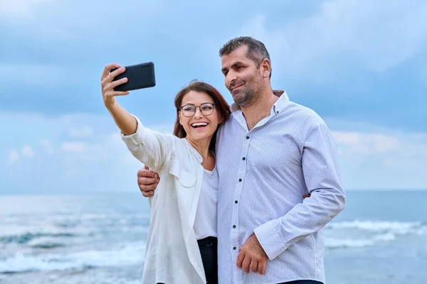 Ευτυχισμένο Ώριμο Ζευγάρι Που Παίρνει Selfie Φωτογραφία Στο Smartphone Μεσήλικας — Φωτογραφία Αρχείου