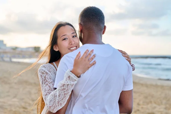 Joven pareja amorosa abrazándose en la playa —  Fotos de Stock