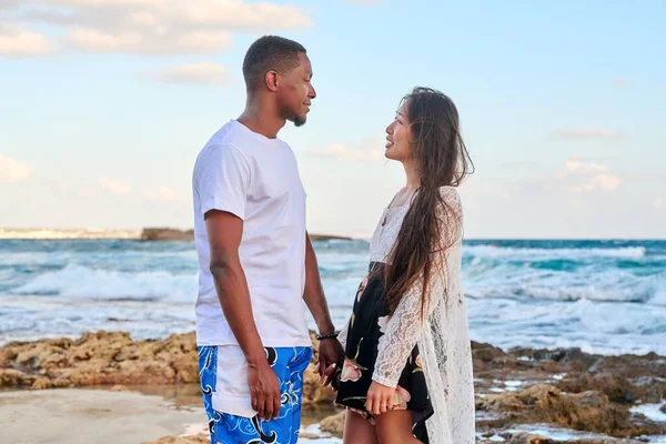 Hermosa joven pareja enamorada en la playa — Foto de Stock