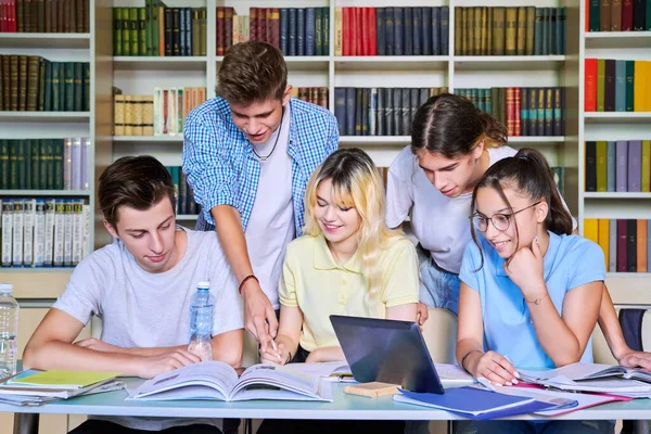 Grupo de estudantes adolescentes estudam em aula de biblioteca. — Fotografia de Stock