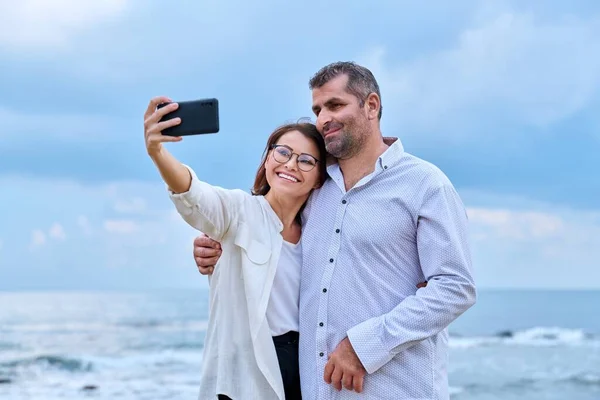 Boldog érett pár csinál szelfi fotó okostelefon. — Stock Fotó